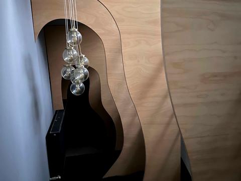 комерційна за адресою Владислава Домбровського вул. (Желябова), 4