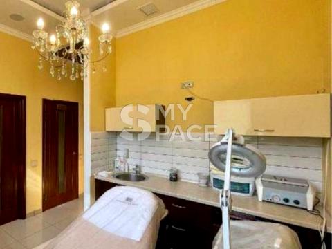 комерційна за адресою Драгоманова вул., 6-А