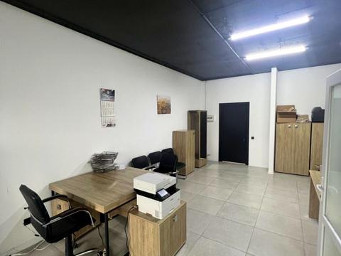 комерційна за адресою Степана Бандери вул., 1/1