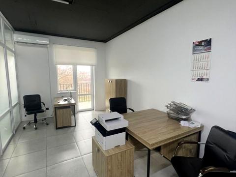 комерційна за адресою Степана Бандери вул., 1/1