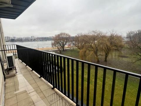 комерційна за адресою Степана Бандери вул., 1/1