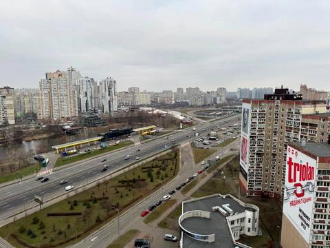 комерційна за адресою Миколи Бажана просп., 16