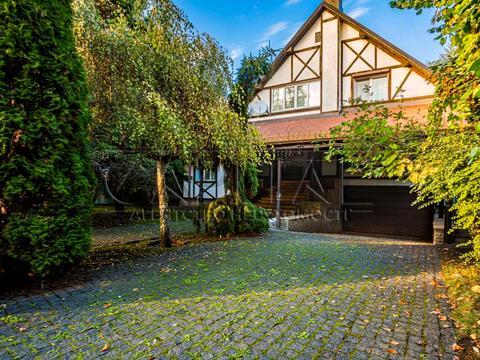 будинок за адресою Лугова