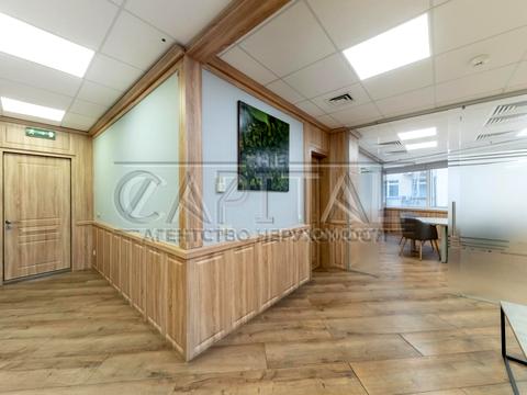 комерційна за адресою Володимирська вул., 4