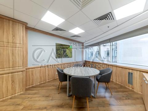 комерційна за адресою Володимирська вул., 4