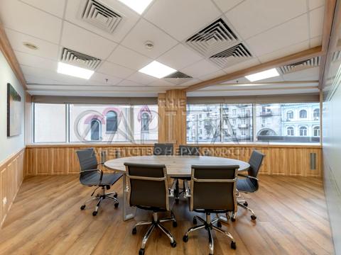 комерційна за адресою Володимирська вул., 4