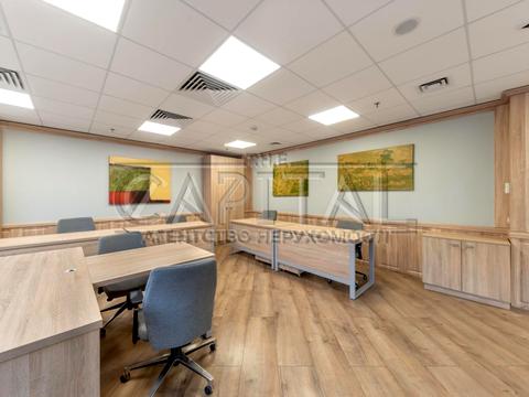 комерційна за адресою Володимирська вул., 4