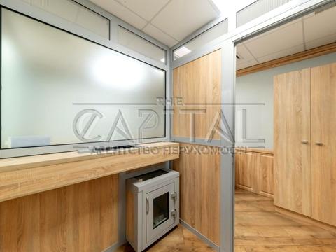 комерційна за адресою Володимирська вул., 4