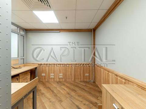 комерційна за адресою Володимирська вул., 4