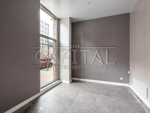 комерційна за адресою Салютна вул., 2б