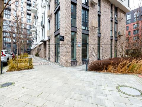 комерційна за адресою Салютна вул., 2б