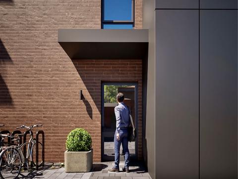 комерційна за адресою Степана Бандери просп., (Будинок)