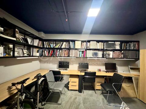 комерційна за адресою Дніпровська набережна вул., 18