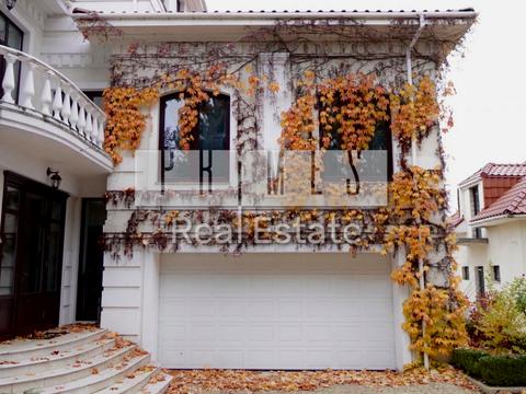 будинок за адресою смт. Козин, Лугова вул.