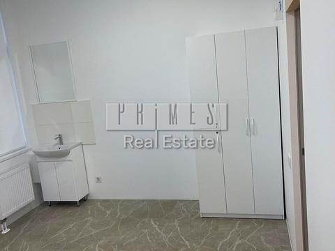 комерційна за адресою Анни Ахматової вул., 22