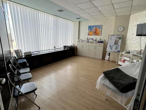 комерційна за адресою Королеви Єлизавети ІІ вул. (Глинки), 2