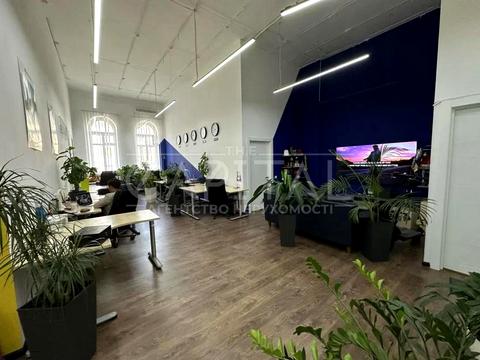 комерційна за адресою Володимирська вул., 10