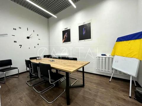 комерційна за адресою Володимирська вул., 10