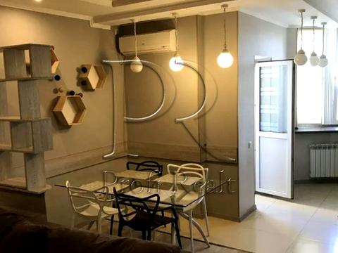 квартира за адресою Анни Ахматової вул., 30