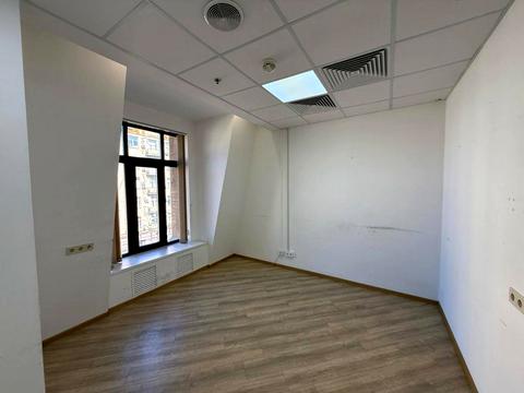 комерційна за адресою Басейна вул., 1