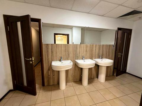 комерційна за адресою Басейна вул., 1