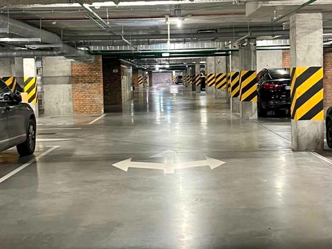 паркомісце за адресою Трускавецька вул., 8