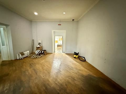 комерційна за адресою Володимира Винниченка вул. (), 8