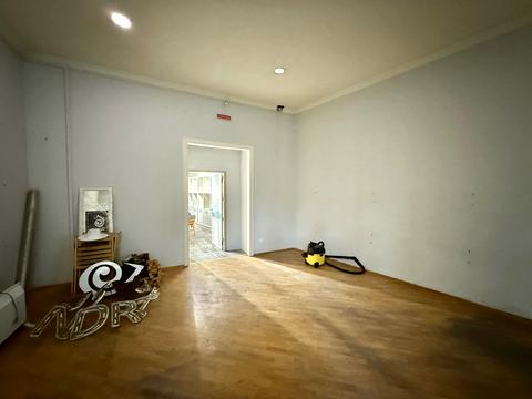 комерційна за адресою Володимира Винниченка вул. (), 8