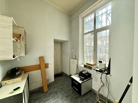 комерційна за адресою Володимира Винниченка вул. (), 8