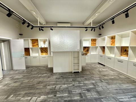 комерційна за адресою Володимира Винниченка вул. (), 8