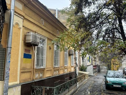 комерційна за адресою Мечникова вул., 52