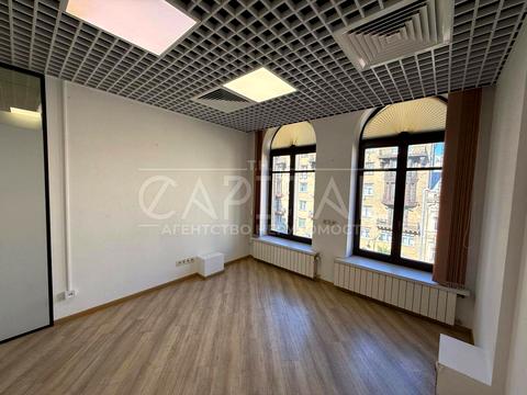 комерційна за адресою Київ, Басейна вул., 1