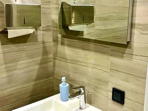 комерційна за адресою Почайнинська вул., 25/49