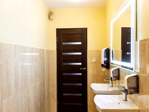 комерційна за адресою Володимира Івасюка, 1