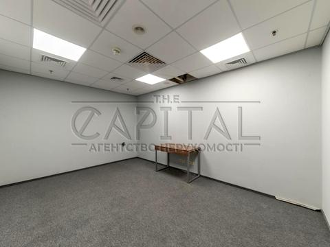 комерційна за адресою Володимирська вул., 4