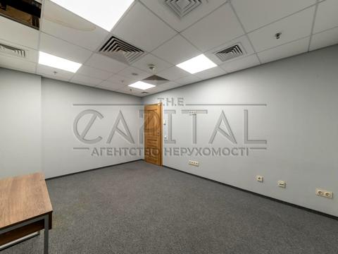 комерційна за адресою Володимирська вул., 4