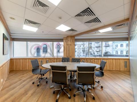 комерційна за адресою Володимирська вул., 4