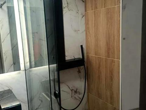 комерційна за адресою Яворівська вул., 8