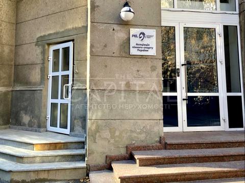 комерційна за адресою Київ, Круглоуніверситетська вул., 18/2