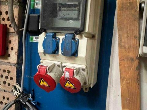 комерційна за адресою Межигірська вул., 1