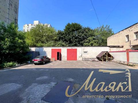комерційна за адресою Автозаводська вул., 1