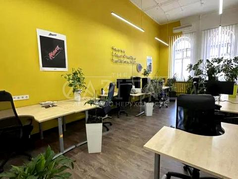 комерційна за адресою Володимирська вул., 10