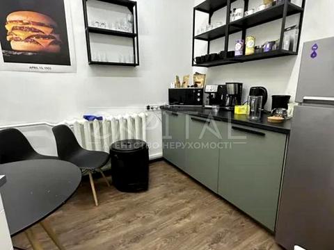 комерційна за адресою Володимирська вул., 10