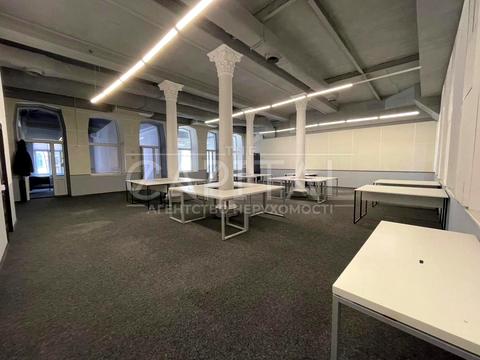 комерційна за адресою Володимирська вул., 10