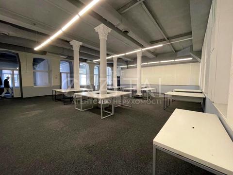 комерційна за адресою Володимирська вул., 10