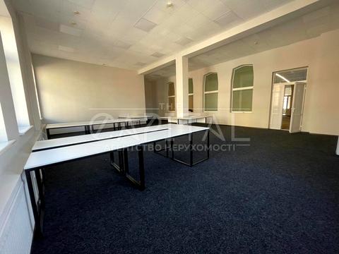 комерційна за адресою Володимирська вул., 10