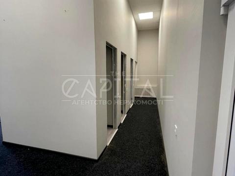 комерційна за адресою Володимирська вул., 10