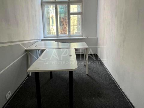 комерційна за адресою Володимирська вул., 10