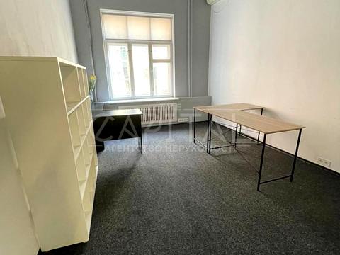 комерційна за адресою Володимирська вул., 10