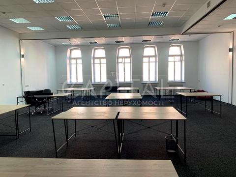 комерційна за адресою Володимирська вул., 10